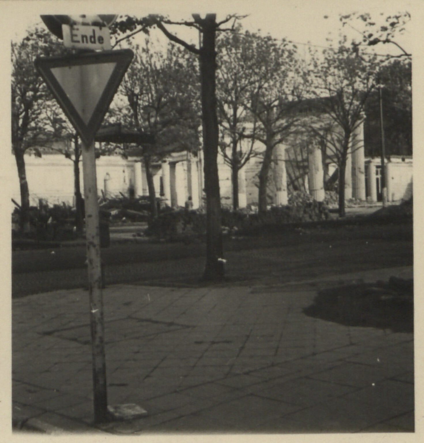 StAAc_Foto_61_XXV_8_Fotos_II_Weltkrieg_48_58_Aufnahmen_vonn_Mai_1944_Bl_67-min