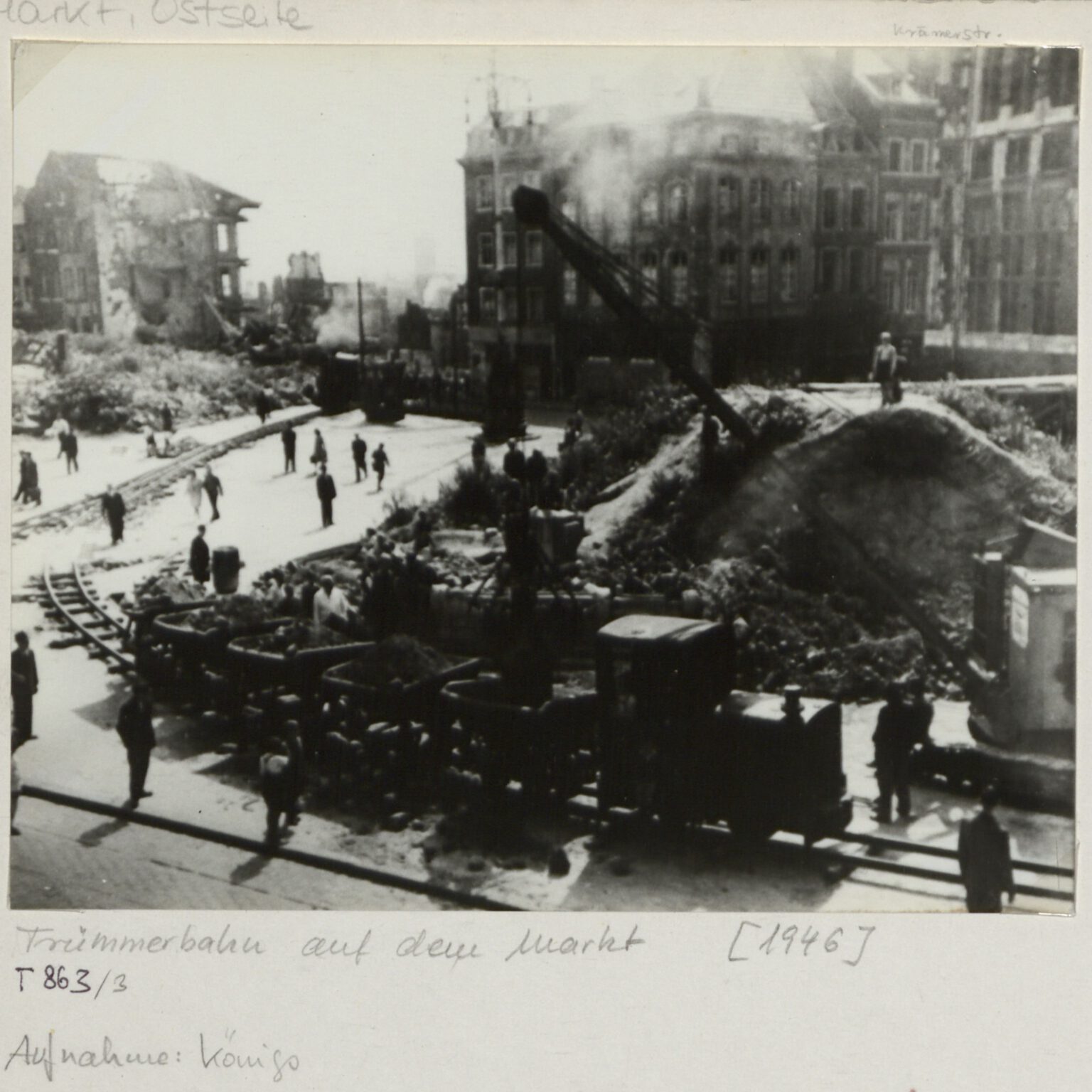 StAAc_Foto_61_XXV_8_Fotos_II_Weltkrieg_Bl_83_Trümmerbahn_auf_dem_Markt-min